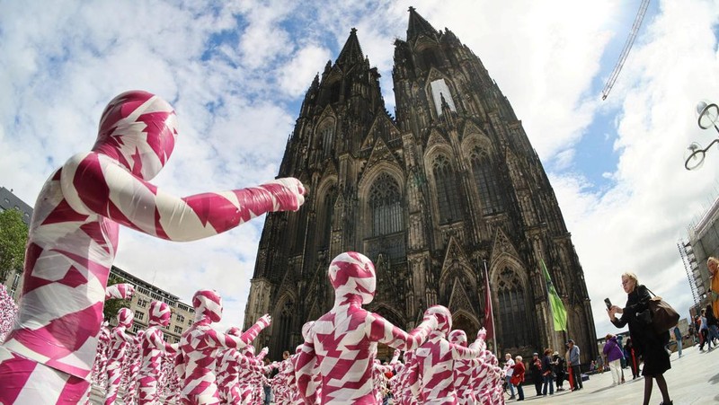 Foto yang diambil pada 4 Agustus 2023 ini menunjukkan instalasi seni 'Shattered Souls ... in a Sea of Silence' karya seniman Jerman Dennis Josef Meseg di depan Katedral Cologne, Jerman bagian barat. Dengan instalasinya, sang seniman ingin membuat publik sadar akan tangisan putus asa dan hening dari anak-anak yang dilecehkan untuk keadilan bagi jiwa mereka yang dianiaya. 333 manekin kecil, terbungkus warna kepolosan dan Kuria, akan dipajang hingga 6 Agustus pada kesempatan Hari Pemuda Sedunia di depan Katedral. Lebih dari setengah juta orang di Jerman meninggalkan Gereja Katolik pada tahun 2022, konferensi uskup negara itu telah mengumumkan pada bulan Juni, melampaui rekor yang dibuat pada tahun 2021 di tengah skandal pelecehan seksual yang merajalela. Gereja Katolik Jerman telah diguncang oleh serangkaian tuduhan panjang tentang pendeta predator yang menganiaya anak-anak dan remaja di jemaat mereka. (Photo by Bernd Lauter / AFP)