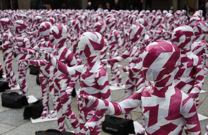 Foto yang diambil pada 4 Agustus 2023 ini menunjukkan instalasi seni 'Shattered Souls ... in a Sea of Silence' karya seniman Jerman Dennis Josef Meseg di depan Katedral Cologne, Jerman bagian barat. Dengan instalasinya, sang seniman ingin membuat publik sadar akan tangisan putus asa dan hening dari anak-anak yang dilecehkan untuk keadilan bagi jiwa mereka yang dianiaya. 333 manekin kecil, terbungkus warna kepolosan dan Kuria, akan dipajang hingga 6 Agustus pada kesempatan Hari Pemuda Sedunia di depan Katedral. Lebih dari setengah juta orang di Jerman meninggalkan Gereja Katolik pada tahun 2022, konferensi uskup negara itu telah mengumumkan pada bulan Juni, melampaui rekor yang dibuat pada tahun 2021 di tengah skandal pelecehan seksual yang merajalela. Gereja Katolik Jerman telah diguncang oleh serangkaian tuduhan panjang tentang pendeta predator yang menganiaya anak-anak dan remaja di jemaat mereka. Foto yang diambil pada 4 Agustus 2023 ini menunjukkan instalasi seni 'Shattered Souls ... in a Sea of Silence' karya seniman Jerman Dennis Josef Meseg di depan Katedral Cologne, Jerman bagian barat. Dengan instalasinya, sang seniman ingin membuat publik sadar akan tangisan putus asa dan hening dari anak-anak yang dilecehkan untuk keadilan bagi jiwa mereka yang dianiaya. 333 manekin kecil, terbungkus warna kepolosan dan Kuria, akan dipajang hingga 6 Agustus pada kesempatan Hari Pemuda Sedunia di depan Katedral. Lebih dari setengah juta orang di Jerman meninggalkan Gereja Katolik pada tahun 2022, konferensi uskup negara itu telah mengumumkan pada bulan Juni, melampaui rekor yang dibuat pada tahun 2021 di tengah skandal pelecehan seksual yang merajalela. Gereja Katolik Jerman telah diguncang oleh serangkaian tuduhan panjang tentang pendeta predator yang menganiaya anak-anak dan remaja di jemaat mereka. (Photo by Bernd Lauter / AFP)