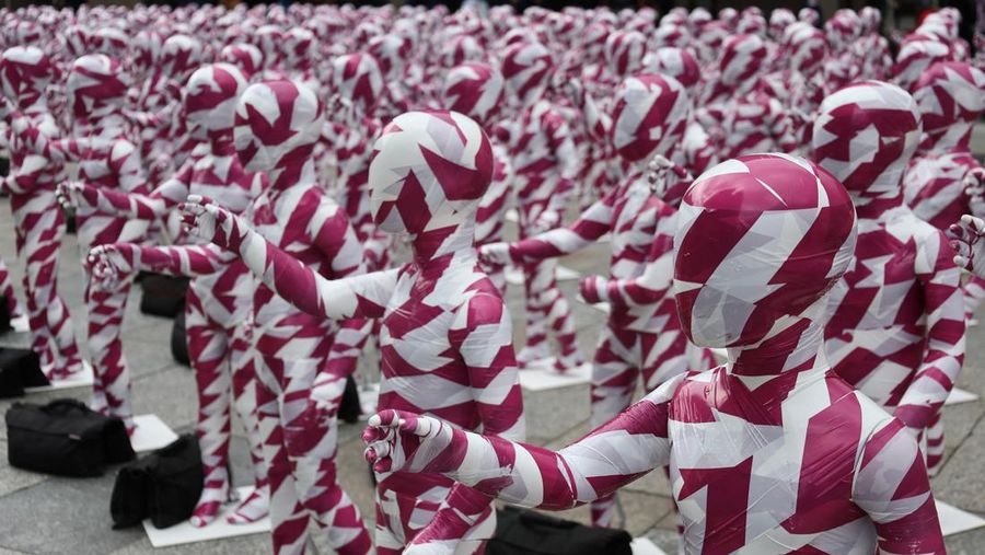 Foto yang diambil pada 4 Agustus 2023 ini menunjukkan instalasi seni 'Shattered Souls ... in a Sea of Silence' karya seniman Jerman Dennis Josef Meseg di depan Katedral Cologne, Jerman bagian barat. Dengan instalasinya, sang seniman ingin membuat publik sadar akan tangisan putus asa dan hening dari anak-anak yang dilecehkan untuk keadilan bagi jiwa mereka yang dianiaya. 333 manekin kecil, terbungkus warna kepolosan dan Kuria, akan dipajang hingga 6 Agustus pada kesempatan Hari Pemuda Sedunia di depan Katedral. Lebih dari setengah juta orang di Jerman meninggalkan Gereja Katolik pada tahun 2022, konferensi uskup negara itu telah mengumumkan pada bulan Juni, melampaui rekor yang dibuat pada tahun 2021 di tengah skandal pelecehan seksual yang merajalela. Gereja Katolik Jerman telah diguncang oleh serangkaian tuduhan panjang tentang pendeta predator yang menganiaya anak-anak dan remaja di jemaat mereka. (Photo by Bernd Lauter / AFP)