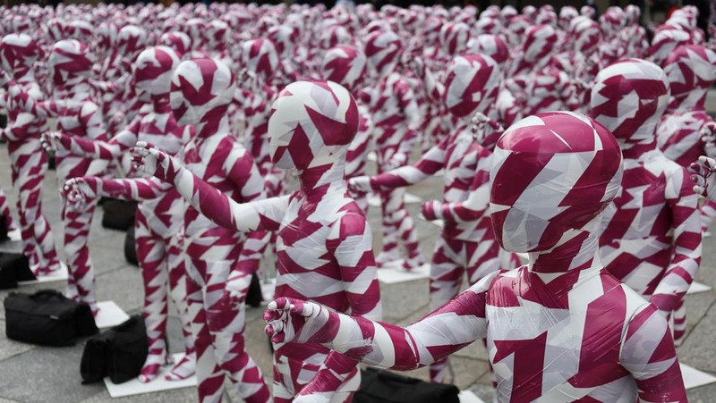 Foto yang diambil pada 4 Agustus 2023 ini menunjukkan instalasi seni 'Shattered Souls ... in a Sea of Silence' karya seniman Jerman Dennis Josef Meseg di depan Katedral Cologne, Jerman bagian barat. Dengan instalasinya, sang seniman ingin membuat publik sadar akan tangisan putus asa dan hening dari anak-anak yang dilecehkan untuk keadilan bagi jiwa mereka yang dianiaya. 333 manekin kecil, terbungkus warna kepolosan dan Kuria, akan dipajang hingga 6 Agustus pada kesempatan Hari Pemuda Sedunia di depan Katedral. Lebih dari setengah juta orang di Jerman meninggalkan Gereja Katolik pada tahun 2022, konferensi uskup negara itu telah mengumumkan pada bulan Juni, melampaui rekor yang dibuat pada tahun 2021 di tengah skandal pelecehan seksual yang merajalela. Gereja Katolik Jerman telah diguncang oleh serangkaian tuduhan panjang tentang pendeta predator yang menganiaya anak-anak dan remaja di jemaat mereka. (Photo by Bernd Lauter / AFP)