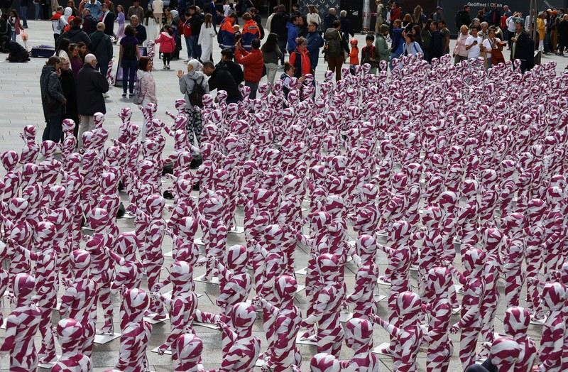 Foto yang diambil pada 4 Agustus 2023 ini menunjukkan instalasi seni 'Shattered Souls ... in a Sea of Silence' karya seniman Jerman Dennis Josef Meseg di depan Katedral Cologne, Jerman bagian barat. Dengan instalasinya, sang seniman ingin membuat publik sadar akan tangisan putus asa dan hening dari anak-anak yang dilecehkan untuk keadilan bagi jiwa mereka yang dianiaya. 333 manekin kecil, terbungkus warna kepolosan dan Kuria, akan dipajang hingga 6 Agustus pada kesempatan Hari Pemuda Sedunia di depan Katedral. Lebih dari setengah juta orang di Jerman meninggalkan Gereja Katolik pada tahun 2022, konferensi uskup negara itu telah mengumumkan pada bulan Juni, melampaui rekor yang dibuat pada tahun 2021 di tengah skandal pelecehan seksual yang merajalela. Gereja Katolik Jerman telah diguncang oleh serangkaian tuduhan panjang tentang pendeta predator yang menganiaya anak-anak dan remaja di jemaat mereka. Foto yang diambil pada 4 Agustus 2023 ini menunjukkan instalasi seni 'Shattered Souls ... in a Sea of Silence' karya seniman Jerman Dennis Josef Meseg di depan Katedral Cologne, Jerman bagian barat. Dengan instalasinya, sang seniman ingin membuat publik sadar akan tangisan putus asa dan hening dari anak-anak yang dilecehkan untuk keadilan bagi jiwa mereka yang dianiaya. 333 manekin kecil, terbungkus warna kepolosan dan Kuria, akan dipajang hingga 6 Agustus pada kesempatan Hari Pemuda Sedunia di depan Katedral. Lebih dari setengah juta orang di Jerman meninggalkan Gereja Katolik pada tahun 2022, konferensi uskup negara itu telah mengumumkan pada bulan Juni, melampaui rekor yang dibuat pada tahun 2021 di tengah skandal pelecehan seksual yang merajalela. Gereja Katolik Jerman telah diguncang oleh serangkaian tuduhan panjang tentang pendeta predator yang menganiaya anak-anak dan remaja di jemaat mereka. (Photo by Bernd Lauter / AFP)