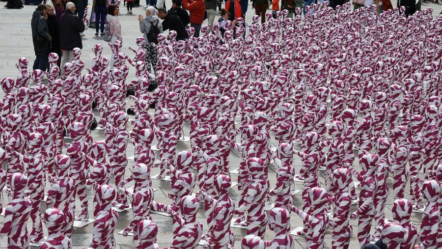 Foto yang diambil pada 4 Agustus 2023 ini menunjukkan instalasi seni 'Shattered Souls ... in a Sea of Silence' karya seniman Jerman Dennis Josef Meseg di depan Katedral Cologne, Jerman bagian barat. Dengan instalasinya, sang seniman ingin membuat publik sadar akan tangisan putus asa dan hening dari anak-anak yang dilecehkan untuk keadilan bagi jiwa mereka yang dianiaya. 333 manekin kecil, terbungkus warna kepolosan dan Kuria, akan dipajang hingga 6 Agustus pada kesempatan Hari Pemuda Sedunia di depan Katedral. Lebih dari setengah juta orang di Jerman meninggalkan Gereja Katolik pada tahun 2022, konferensi uskup negara itu telah mengumumkan pada bulan Juni, melampaui rekor yang dibuat pada tahun 2021 di tengah skandal pelecehan seksual yang merajalela. Gereja Katolik Jerman telah diguncang oleh serangkaian tuduhan panjang tentang pendeta predator yang menganiaya anak-anak dan remaja di jemaat mereka. (Photo by Bernd Lauter / AFP)