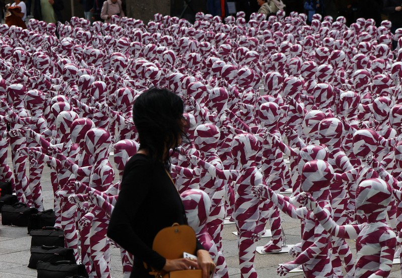 Foto yang diambil pada 4 Agustus 2023 ini menunjukkan instalasi seni 'Shattered Souls ... in a Sea of Silence' karya seniman Jerman Dennis Josef Meseg di depan Katedral Cologne, Jerman bagian barat. Dengan instalasinya, sang seniman ingin membuat publik sadar akan tangisan putus asa dan hening dari anak-anak yang dilecehkan untuk keadilan bagi jiwa mereka yang dianiaya. 333 manekin kecil, terbungkus warna kepolosan dan Kuria, akan dipajang hingga 6 Agustus pada kesempatan Hari Pemuda Sedunia di depan Katedral. Lebih dari setengah juta orang di Jerman meninggalkan Gereja Katolik pada tahun 2022, konferensi uskup negara itu telah mengumumkan pada bulan Juni, melampaui rekor yang dibuat pada tahun 2021 di tengah skandal pelecehan seksual yang merajalela. Gereja Katolik Jerman telah diguncang oleh serangkaian tuduhan panjang tentang pendeta predator yang menganiaya anak-anak dan remaja di jemaat mereka. Foto yang diambil pada 4 Agustus 2023 ini menunjukkan instalasi seni 'Shattered Souls ... in a Sea of Silence' karya seniman Jerman Dennis Josef Meseg di depan Katedral Cologne, Jerman bagian barat. Dengan instalasinya, sang seniman ingin membuat publik sadar akan tangisan putus asa dan hening dari anak-anak yang dilecehkan untuk keadilan bagi jiwa mereka yang dianiaya. 333 manekin kecil, terbungkus warna kepolosan dan Kuria, akan dipajang hingga 6 Agustus pada kesempatan Hari Pemuda Sedunia di depan Katedral. Lebih dari setengah juta orang di Jerman meninggalkan Gereja Katolik pada tahun 2022, konferensi uskup negara itu telah mengumumkan pada bulan Juni, melampaui rekor yang dibuat pada tahun 2021 di tengah skandal pelecehan seksual yang merajalela. Gereja Katolik Jerman telah diguncang oleh serangkaian tuduhan panjang tentang pendeta predator yang menganiaya anak-anak dan remaja di jemaat mereka. (Photo by Bernd Lauter / AFP)