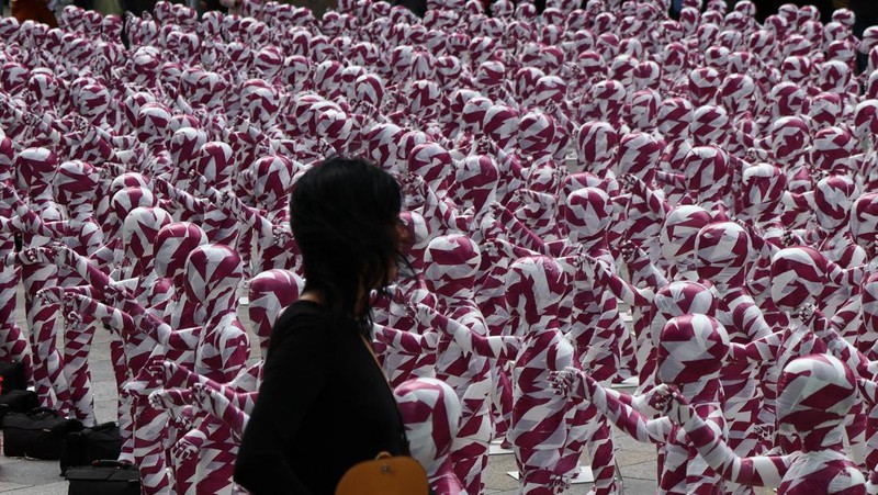 Foto yang diambil pada 4 Agustus 2023 ini menunjukkan instalasi seni 'Shattered Souls ... in a Sea of Silence' karya seniman Jerman Dennis Josef Meseg di depan Katedral Cologne, Jerman bagian barat. Dengan instalasinya, sang seniman ingin membuat publik sadar akan tangisan putus asa dan hening dari anak-anak yang dilecehkan untuk keadilan bagi jiwa mereka yang dianiaya. 333 manekin kecil, terbungkus warna kepolosan dan Kuria, akan dipajang hingga 6 Agustus pada kesempatan Hari Pemuda Sedunia di depan Katedral. Lebih dari setengah juta orang di Jerman meninggalkan Gereja Katolik pada tahun 2022, konferensi uskup negara itu telah mengumumkan pada bulan Juni, melampaui rekor yang dibuat pada tahun 2021 di tengah skandal pelecehan seksual yang merajalela. Gereja Katolik Jerman telah diguncang oleh serangkaian tuduhan panjang tentang pendeta predator yang menganiaya anak-anak dan remaja di jemaat mereka. (Photo by Bernd Lauter / AFP)