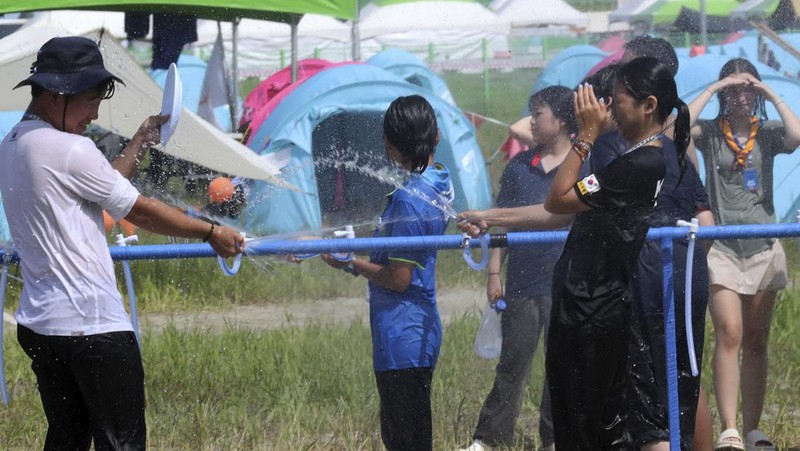 Tenda didirikan di lokasi perkemahan pramuka selama Jambore Pramuka Dunia di Buan, Korea Selatan, Jumat, 4 Agustus 2023. Lebih dari 100 orang dirawat karena sakit panas di Jambore Pramuka Dunia yang diadakan di Korea Selatan, yang mengalami salah satu musim panas terpanas selama bertahun-tahun. (Choe Young-soo/Yonhap via AP)