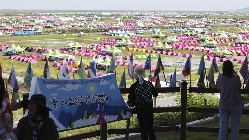Tenda didirikan di lokasi perkemahan pramuka selama Jambore Pramuka Dunia di Buan, Korea Selatan, Jumat, 4 Agustus 2023. Lebih dari 100 orang dirawat karena sakit panas di Jambore Pramuka Dunia yang diadakan di Korea Selatan, yang mengalami salah satu musim panas terpanas selama bertahun-tahun. (Choe Young-soo/Yonhap via AP)