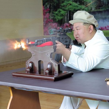 Gaya Kim Jong Un Saat Tinjau Pabrik Senjata Utama
