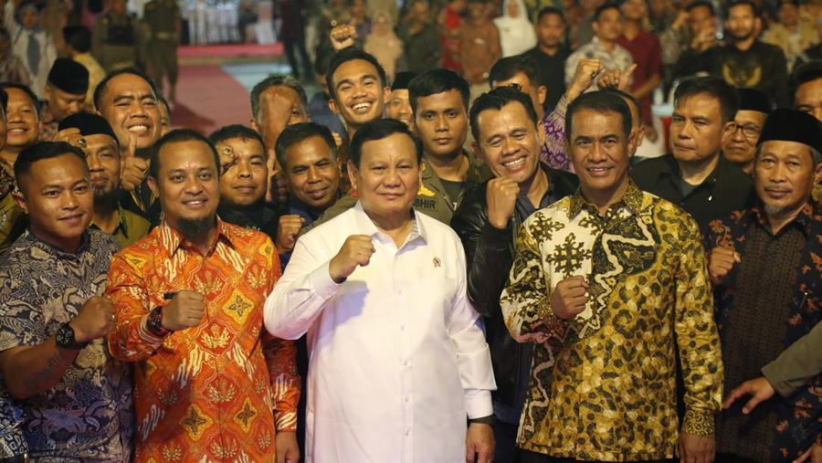 Prabowo Subianto berfoto usai menghadiri gala diner di rumah jabatan Gubernur Sulawesi Selatan Andi Sudirman Sulaiman. (Ist)