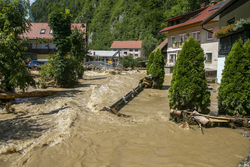Daerah banjir terlihat di desa Sneberje, dekat kota Kamnik, Slovenia, Jumat, 4 Agustus 2023. Daerah banjir terlihat di desa Sneberje, dekat kota Kamnik, Slovenia, Jumat, 4 Agustus 2023. Slovenia menghadapi bencana alam terburuk dalam sejarahnya, kata Perdana Menteri Robert Golob pada Sabtu, setelah banjir dahsyat menyebabkan kerusakan diperkirakan setengah miliar euro ($ 550 juta). Banjir dahsyat pada hari Kamis dan Jumat menewaskan tiga orang dan menghancurkan jalan, jembatan, dan rumah di negara kecil Alpen itu. Dua pertiga wilayah telah terpengaruh. (AP Photo/Miro Majcen)