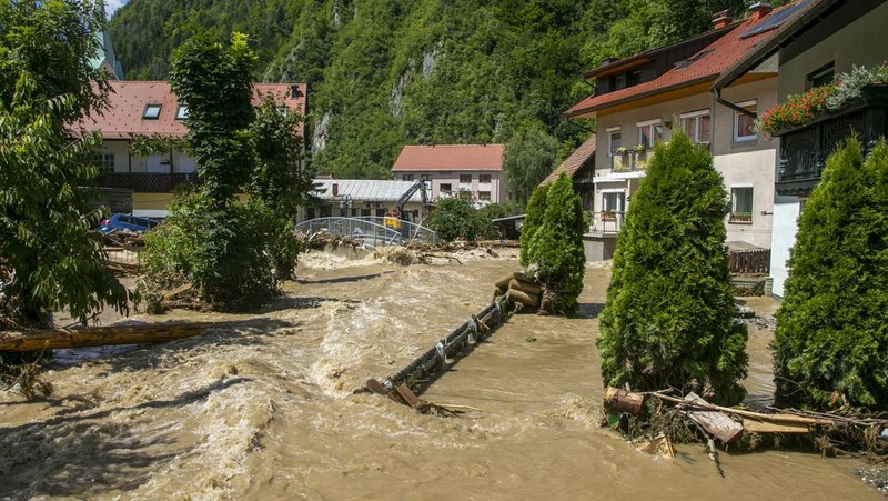 Daerah banjir terlihat di desa Sneberje, dekat kota Kamnik, Slovenia, Jumat, 4 Agustus 2023. Slovenia menghadapi bencana alam terburuk dalam sejarahnya, kata Perdana Menteri Robert Golob pada Sabtu, setelah banjir dahsyat menyebabkan kerusakan diperkirakan setengah miliar euro ($ 550 juta). Banjir dahsyat pada hari Kamis dan Jumat menewaskan tiga orang dan menghancurkan jalan, jembatan, dan rumah di negara kecil Alpen itu. Dua pertiga wilayah telah terpengaruh. (AP Photo/Miro Majcen)
