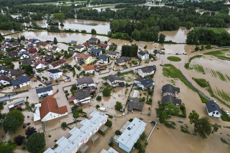 Daerah banjir terlihat di desa Sneberje, dekat kota Kamnik, Slovenia, Jumat, 4 Agustus 2023. Daerah banjir terlihat di desa Sneberje, dekat kota Kamnik, Slovenia, Jumat, 4 Agustus 2023. Slovenia menghadapi bencana alam terburuk dalam sejarahnya, kata Perdana Menteri Robert Golob pada Sabtu, setelah banjir dahsyat menyebabkan kerusakan diperkirakan setengah miliar euro ($ 550 juta). Banjir dahsyat pada hari Kamis dan Jumat menewaskan tiga orang dan menghancurkan jalan, jembatan, dan rumah di negara kecil Alpen itu. Dua pertiga wilayah telah terpengaruh. (AP Photo/Miro Majcen)