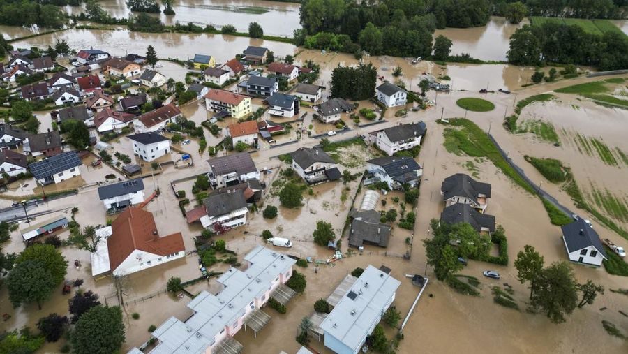 Daerah banjir terlihat di desa Sneberje, dekat kota Kamnik, Slovenia, Jumat, 4 Agustus 2023. Slovenia menghadapi bencana alam terburuk dalam sejarahnya, kata Perdana Menteri Robert Golob pada Sabtu, setelah banjir dahsyat menyebabkan kerusakan diperkirakan setengah miliar euro ($ 550 juta). Banjir dahsyat pada hari Kamis dan Jumat menewaskan tiga orang dan menghancurkan jalan, jembatan, dan rumah di negara kecil Alpen itu. Dua pertiga wilayah telah terpengaruh. (AP Photo/Miro Majcen)