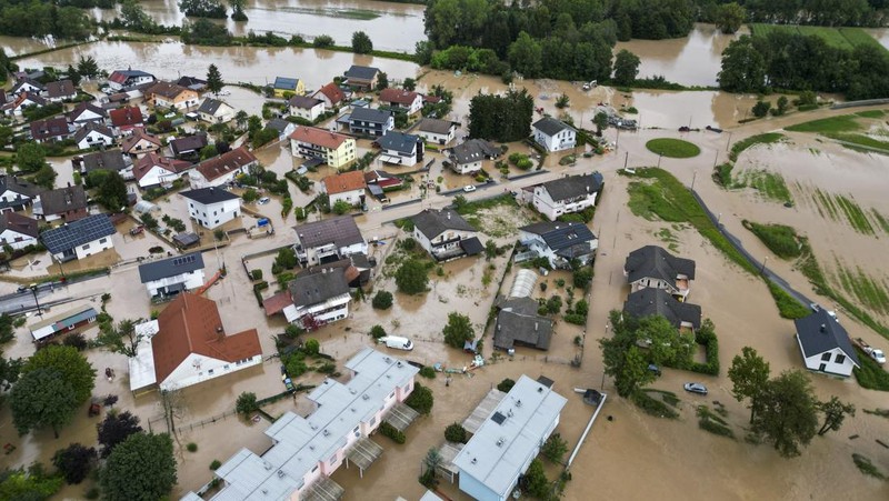 Daerah banjir terlihat di desa Sneberje, dekat kota Kamnik, Slovenia, Jumat, 4 Agustus 2023. Slovenia menghadapi bencana alam terburuk dalam sejarahnya, kata Perdana Menteri Robert Golob pada Sabtu, setelah banjir dahsyat menyebabkan kerusakan diperkirakan setengah miliar euro ($ 550 juta). Banjir dahsyat pada hari Kamis dan Jumat menewaskan tiga orang dan menghancurkan jalan, jembatan, dan rumah di negara kecil Alpen itu. Dua pertiga wilayah telah terpengaruh. (AP Photo/Miro Majcen)