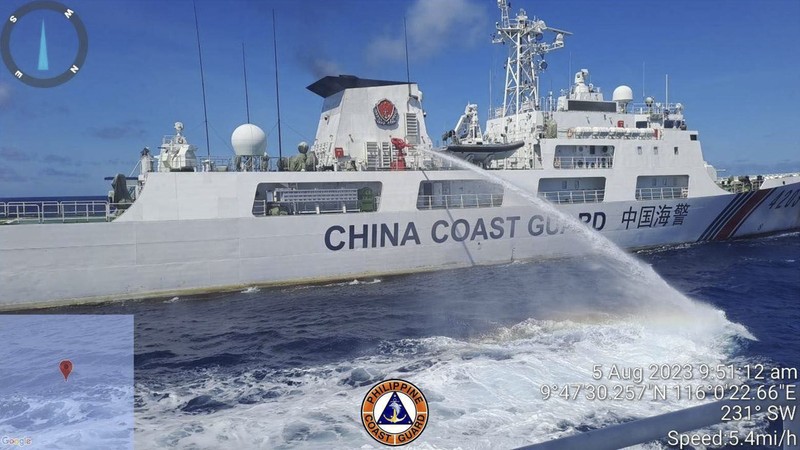 Dalam foto selebaran yang disediakan oleh Penjaga Pantai Filipina ini, sebuah kapal penjaga pantai China menggunakan kanon air di atas kapal Penjaga Pantai Filipina di dekat Second Thomas Shoal yang diduduki Filipina, Laut China Selatan saat mereka memblokir jalurnya selama misi pasokan ulang pada hari Sabtu 5 Agustus 2023. Dalam foto selebaran yang disediakan oleh Penjaga Pantai Filipina ini, sebuah kapal penjaga pantai China menggunakan kanon air di atas kapal Penjaga Pantai Filipina di dekat Second Thomas Shoal yang diduduki Filipina, Laut China Selatan saat mereka memblokir jalurnya selama misi pasokan ulang pada hari Sabtu 5 Agustus 2023. Militer Filipina mengutuk pada hari Minggu penggunaan meriam air yang