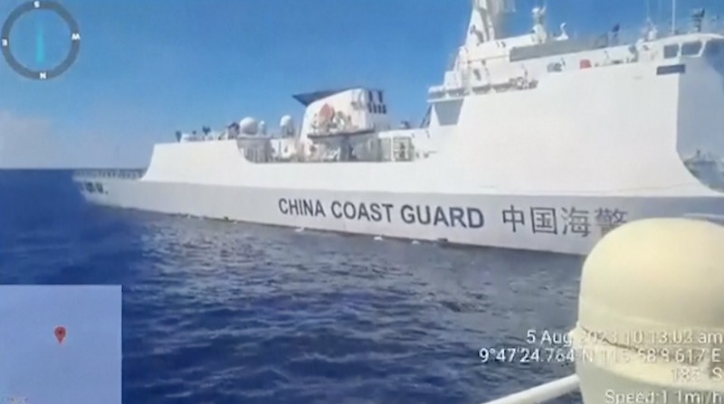Dalam foto selebaran yang disediakan oleh Penjaga Pantai Filipina ini, sebuah kapal penjaga pantai China menggunakan kanon air di atas kapal Penjaga Pantai Filipina di dekat Second Thomas Shoal yang diduduki Filipina, Laut China Selatan saat mereka memblokir jalurnya selama misi pasokan ulang pada hari Sabtu 5 Agustus 2023. Dalam foto selebaran yang disediakan oleh Penjaga Pantai Filipina ini, sebuah kapal penjaga pantai China menggunakan kanon air di atas kapal Penjaga Pantai Filipina di dekat Second Thomas Shoal yang diduduki Filipina, Laut China Selatan saat mereka memblokir jalurnya selama misi pasokan ulang pada hari Sabtu 5 Agustus 2023. Militer Filipina mengutuk pada hari Minggu penggunaan meriam air yang