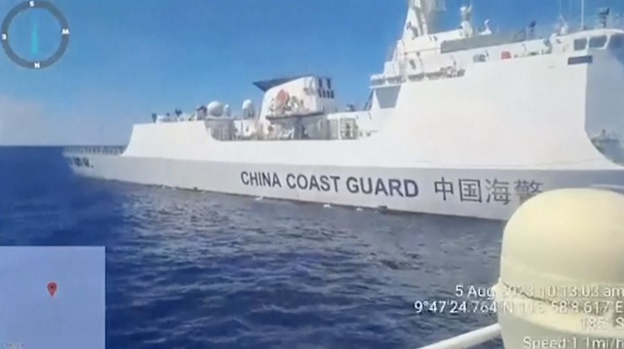 Dalam foto selebaran yang disediakan oleh Penjaga Pantai Filipina ini, sebuah kapal penjaga pantai China menggunakan kanon air di atas kapal Penjaga Pantai Filipina di dekat Second Thomas Shoal yang diduduki Filipina, Laut China Selatan saat mereka memblokir jalurnya selama misi pasokan ulang pada hari Sabtu 5 Agustus 2023. Militer Filipina mengutuk pada hari Minggu penggunaan meriam air yang