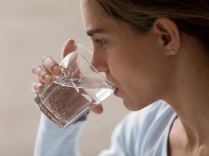 Kebanyakan Minum Air Putih Bisa Berujung Fatal, Ini Penjelasan Medisnya!
