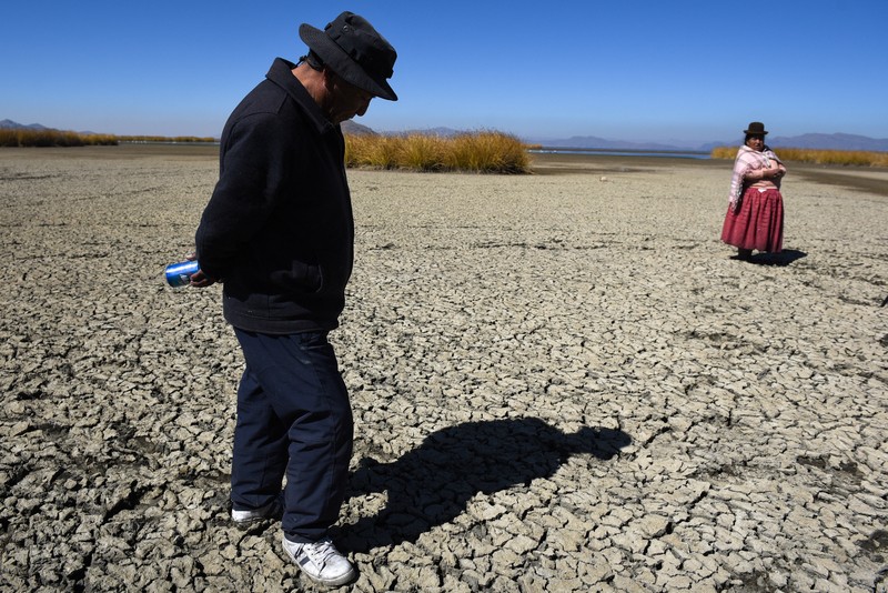 Isabel Apaza dan Gabriel Flores menaiki perahu mereka melalui jalur air sempit di dekat pantai Danau Titicaca pada musim kemarau di Huarina, Bolivia 3 Agustus 2023. Isabel Apaza dan Gabriel Flores menaiki perahu mereka melalui jalur air sempit di dekat pantai Danau Titicaca pada musim kemarau di Huarina, Bolivia 3 Agustus 2023. (REUTERS/Claudia Morales)