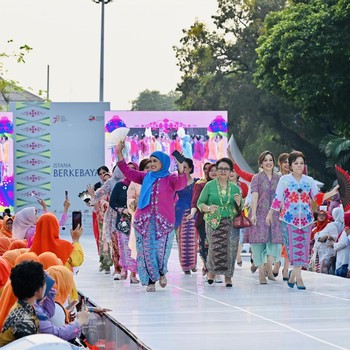 Istana Berkebaya, Menteri & Influencer Berlenggok di Catwalk