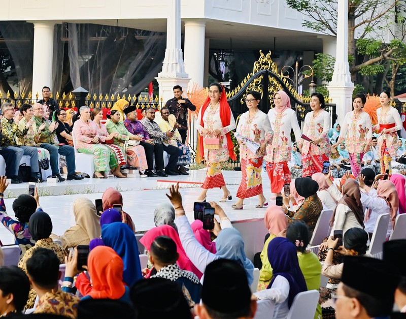 Istana Berkebaya baru pertama kali digelar di depan Istana Merdeka, Jakarta, pada Minggu sore, (6/8/2023). Istana Berkebaya baru pertama kali digelar di depan Istana Merdeka, Jakarta, pada Minggu sore, (6/8/2023). (Dok. Laily Rachev - Biro Pers Sekretariat Presiden)