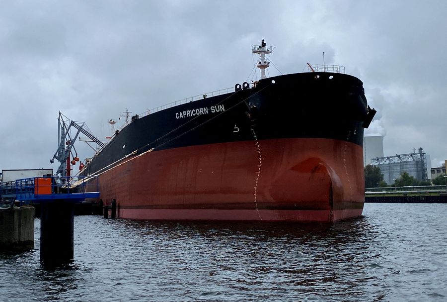 Kapal tanker Capricorn Sun ditambatkan di pelabuhan Rostock Jerman, Jerman, 5 Agustus 2022.