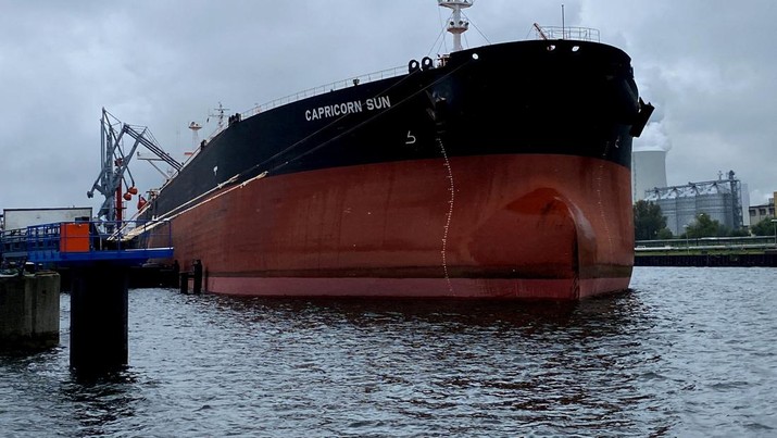 Kapal tanker Capricorn Sun ditambatkan di pelabuhan Rostock Jerman, Jerman, 5 Agustus 2022. Menurut data pelacakan kapal Refinitiv, kapal tanker Capricorn Sun memuat minyak mentah Mars Sour di lepas pantai Louisiana di Amerika Serikat dan dibongkar di Rostock pada 3 Agustus 2022, saat kilang lokal menguji alternatif minyak Rusia. (REUTERS/Andreas Rinke/File Photo)