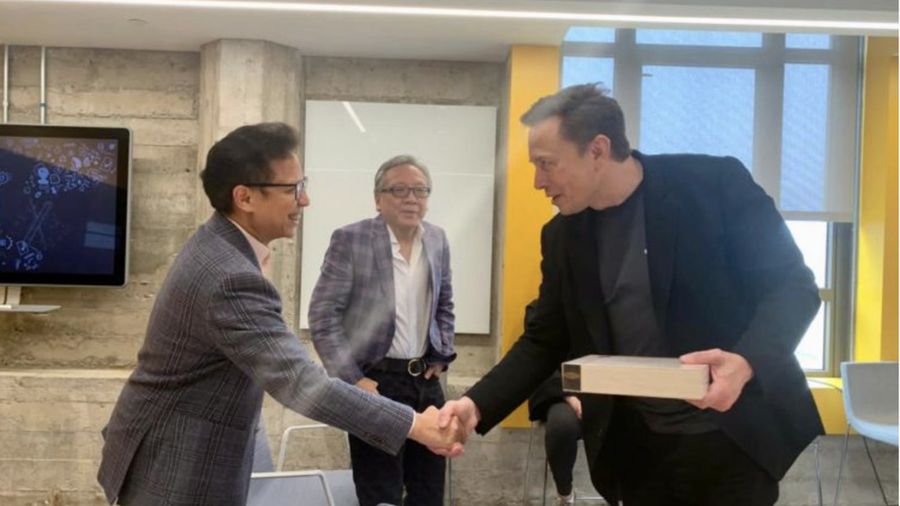 Menteri Kesehatan Budi G. Sadikin bertemu dengan Elon Musk untuk menjajaki kemungkinan kerja sama antara Pemerintah Indonesia dan Starlink, jaringan satelit milik Elon Musk, untuk menyediakan akses internet di Puskesmas yang terletak di daerah tertinggal, terdepan, dan terluar (3T). (Dok Kemenkes RI)
