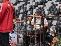 Saat Menteri Jokowi Jadi Drummer untuk Grup Band Cokelat