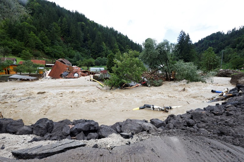 Daerah banjir terlihat di desa Sneberje, dekat kota Kamnik, Slovenia, Jumat, 4 Agustus 2023. Slovenia menghadapi bencana alam terburuk dalam sejarahnya, kata Perdana Menteri Robert Golob pada Sabtu, setelah banjir dahsyat menyebabkan kerusakan diperkirakan setengah miliar euro ($ 550 juta). Banjir dahsyat pada hari Kamis dan Jumat menewaskan tiga orang dan menghancurkan jalan, jembatan, dan rumah di negara kecil Alpen itu. Dua pertiga wilayah telah terpengaruh. (AP Photo/Miro Majcen)