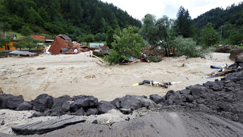 Daerah banjir terlihat di desa Sneberje, dekat kota Kamnik, Slovenia, Jumat, 4 Agustus 2023. Slovenia menghadapi bencana alam terburuk dalam sejarahnya, kata Perdana Menteri Robert Golob pada Sabtu, setelah banjir dahsyat menyebabkan kerusakan diperkirakan setengah miliar euro ($ 550 juta). Banjir dahsyat pada hari Kamis dan Jumat menewaskan tiga orang dan menghancurkan jalan, jembatan, dan rumah di negara kecil Alpen itu. Dua pertiga wilayah telah terpengaruh. (AP Photo/Miro Majcen)