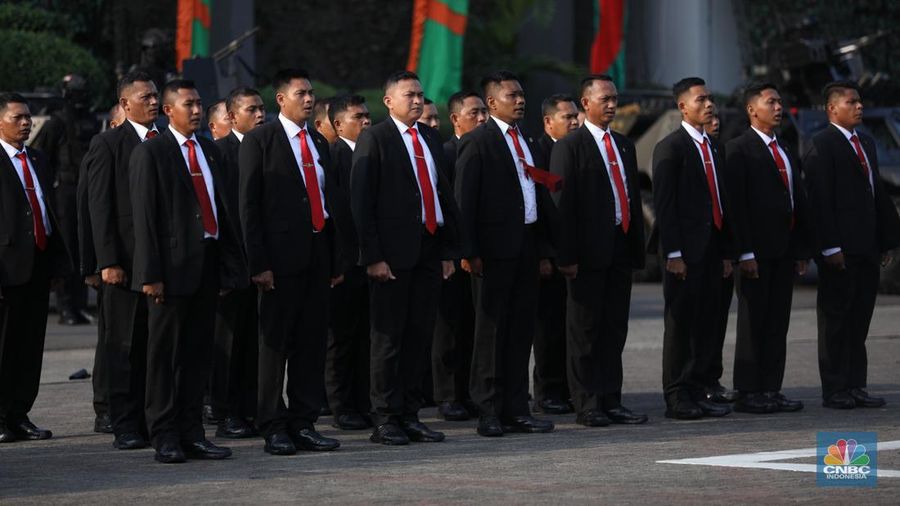 Unjuk kemampuan Paspampres dalam acara upacara pembaretan dan penyematan brevet kehormatan tersebut dilangsungkan di Mako Paspampres, Jakarta, Senin (7/8/2023). (CNBC Indonesia/Tri Susilo)