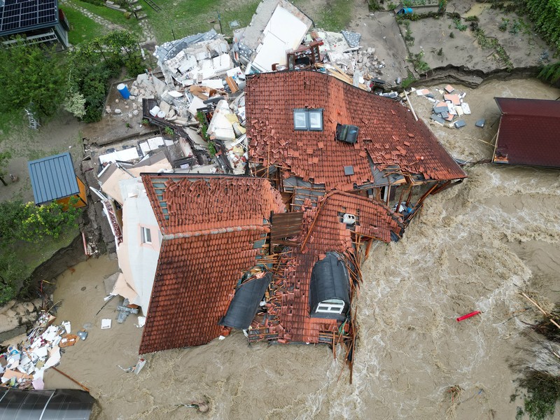 Daerah banjir terlihat di desa Sneberje, dekat kota Kamnik, Slovenia, Jumat, 4 Agustus 2023. Daerah banjir terlihat di desa Sneberje, dekat kota Kamnik, Slovenia, Jumat, 4 Agustus 2023. Slovenia menghadapi bencana alam terburuk dalam sejarahnya, kata Perdana Menteri Robert Golob pada Sabtu, setelah banjir dahsyat menyebabkan kerusakan diperkirakan setengah miliar euro ($ 550 juta). Banjir dahsyat pada hari Kamis dan Jumat menewaskan tiga orang dan menghancurkan jalan, jembatan, dan rumah di negara kecil Alpen itu. Dua pertiga wilayah telah terpengaruh. (AP Photo/Miro Majcen)
