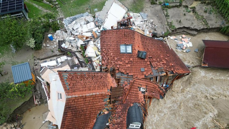 Daerah banjir terlihat di desa Sneberje, dekat kota Kamnik, Slovenia, Jumat, 4 Agustus 2023. Slovenia menghadapi bencana alam terburuk dalam sejarahnya, kata Perdana Menteri Robert Golob pada Sabtu, setelah banjir dahsyat menyebabkan kerusakan diperkirakan setengah miliar euro ($ 550 juta). Banjir dahsyat pada hari Kamis dan Jumat menewaskan tiga orang dan menghancurkan jalan, jembatan, dan rumah di negara kecil Alpen itu. Dua pertiga wilayah telah terpengaruh. (AP Photo/Miro Majcen)