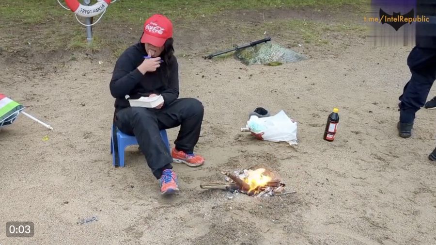 Pembakar Quran lain muncul-Imigran Iran membakar kitab suci di pantai di pinggiran kota Stockholm, Swedia. (Tangkapan Layar Twitter @its_maria012)