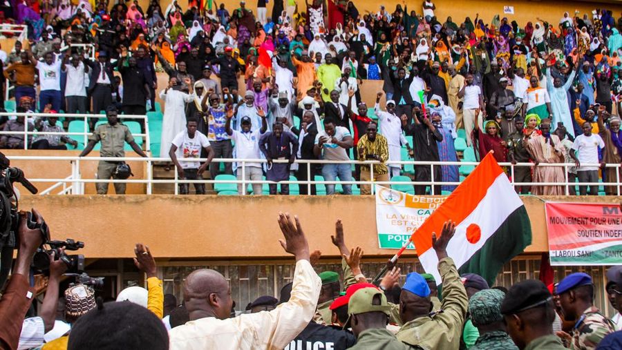 Pendukung pemimpin kudeta Niger ikut serta dalam rapat umum di sebuah stadion di Niamey, Niger, 6 Agustus 2023. (REUTERS/Mahamadou Hamidou)