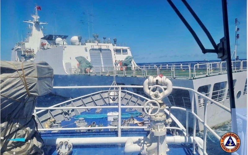 Dalam foto selebaran yang disediakan oleh Penjaga Pantai Filipina ini, sebuah kapal penjaga pantai China menggunakan kanon air di atas kapal Penjaga Pantai Filipina di dekat Second Thomas Shoal yang diduduki Filipina, Laut China Selatan saat mereka memblokir jalurnya selama misi pasokan ulang pada hari Sabtu 5 Agustus 2023. Militer Filipina mengutuk pada hari Minggu penggunaan meriam air yang 