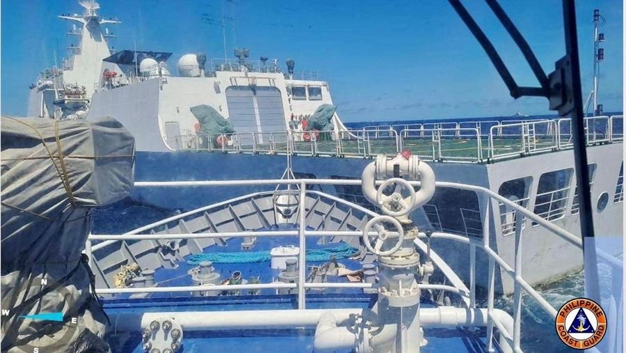 Dalam foto selebaran yang disediakan oleh Penjaga Pantai Filipina ini, sebuah kapal penjaga pantai China menggunakan kanon air di atas kapal Penjaga Pantai Filipina di dekat Second Thomas Shoal yang diduduki Filipina, Laut China Selatan saat mereka memblokir jalurnya selama misi pasokan ulang pada hari Sabtu 5 Agustus 2023. Militer Filipina mengutuk pada hari Minggu penggunaan meriam air yang 