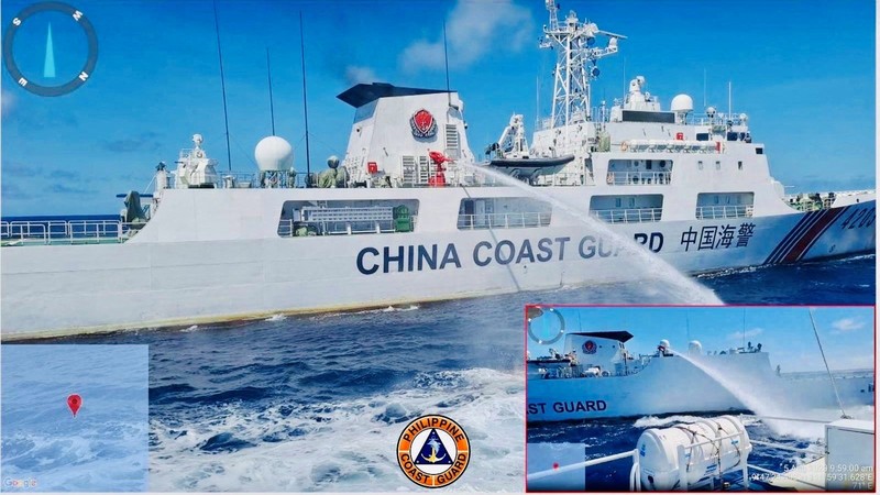 Dalam foto selebaran yang disediakan oleh Penjaga Pantai Filipina ini, sebuah kapal penjaga pantai China menggunakan kanon air di atas kapal Penjaga Pantai Filipina di dekat Second Thomas Shoal yang diduduki Filipina, Laut China Selatan saat mereka memblokir jalurnya selama misi pasokan ulang pada hari Sabtu 5 Agustus 2023. Dalam foto selebaran yang disediakan oleh Penjaga Pantai Filipina ini, sebuah kapal penjaga pantai China menggunakan kanon air di atas kapal Penjaga Pantai Filipina di dekat Second Thomas Shoal yang diduduki Filipina, Laut China Selatan saat mereka memblokir jalurnya selama misi pasokan ulang pada hari Sabtu 5 Agustus 2023. Militer Filipina mengutuk pada hari Minggu penggunaan meriam air yang