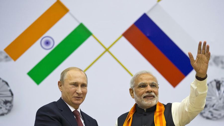 Perdana Menteri India Narendra Modi, kanan, dan Presiden Rusia Vladimir Putin menyapa para delegasi di World Diamond Conference di New Delhi, India, Kamis, 11 Desember 2014. (AP Photo/ Saurabh Das/File Foto)