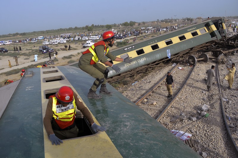 Petugas polisi berkumpul di lokasi kereta tergelincir di kota Sarhari di distrik Sanghar, Pakistan 6 Agustus 2023. Petugas polisi berkumpul di lokasi kereta tergelincir di kota Sarhari di distrik Sanghar, Pakistan 6 Agustus 2023. (REUTERS/Yasir Rajput)