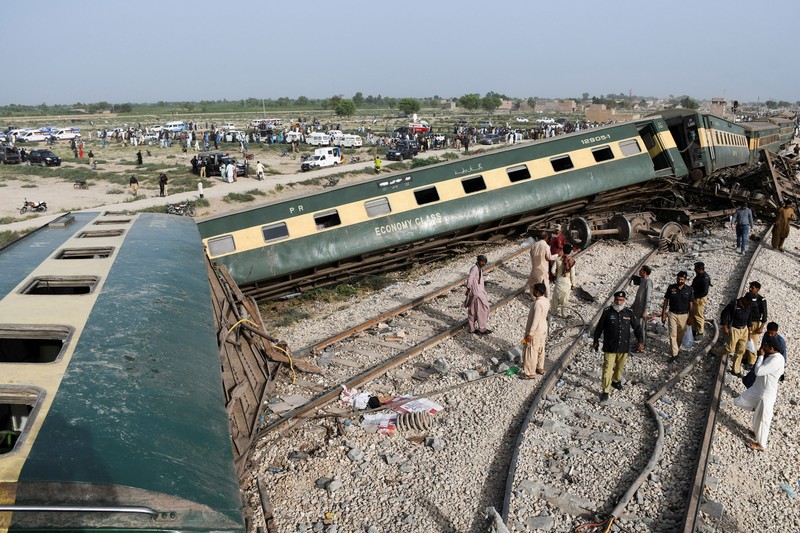 Petugas polisi berkumpul di lokasi kereta tergelincir di kota Sarhari di distrik Sanghar, Pakistan 6 Agustus 2023. Petugas polisi berkumpul di lokasi kereta tergelincir di kota Sarhari di distrik Sanghar, Pakistan 6 Agustus 2023. (REUTERS/Yasir Rajput)