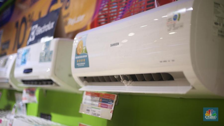 Promo Aneka AC di Transmart Full Day Sale. (վ/Tias Budiarto)