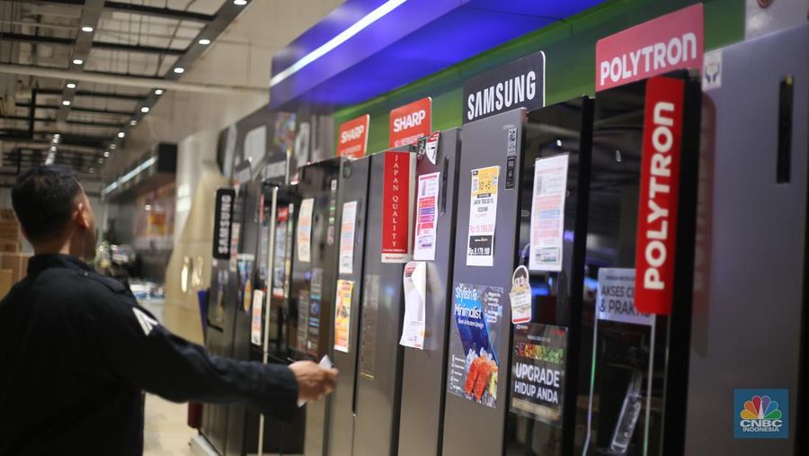 Warga berbelanja elektronik di Transmart Cempaka Putih, Jakarta, Selasa (8/8/2023). Transmart kembali membuat gebrakan. Transmart Full Day Sale dimulai hari ini. Event yang digelar di seluruh Transmart Indonesia dimulai saat toko buka hingga pukul 22.00 waktu setempat. (CNBC Indonesia/Tri Susilo)