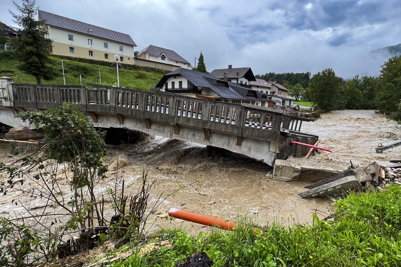 Daerah banjir terlihat di desa Sneberje, dekat kota Kamnik, Slovenia, Jumat, 4 Agustus 2023. Daerah banjir terlihat di desa Sneberje, dekat kota Kamnik, Slovenia, Jumat, 4 Agustus 2023. Slovenia menghadapi bencana alam terburuk dalam sejarahnya, kata Perdana Menteri Robert Golob pada Sabtu, setelah banjir dahsyat menyebabkan kerusakan diperkirakan setengah miliar euro ($ 550 juta). Banjir dahsyat pada hari Kamis dan Jumat menewaskan tiga orang dan menghancurkan jalan, jembatan, dan rumah di negara kecil Alpen itu. Dua pertiga wilayah telah terpengaruh. (AP Photo/Miro Majcen)