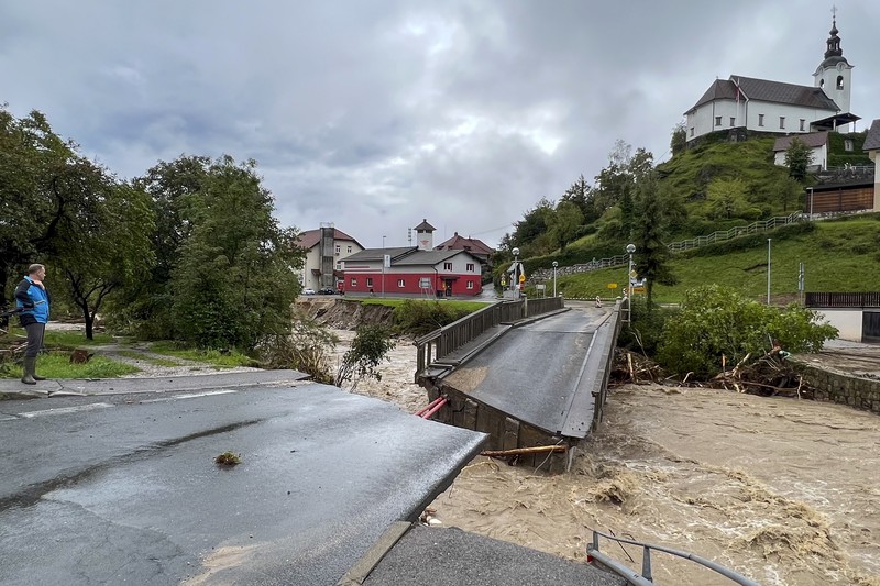 Daerah banjir terlihat di desa Sneberje, dekat kota Kamnik, Slovenia, Jumat, 4 Agustus 2023. Daerah banjir terlihat di desa Sneberje, dekat kota Kamnik, Slovenia, Jumat, 4 Agustus 2023. Slovenia menghadapi bencana alam terburuk dalam sejarahnya, kata Perdana Menteri Robert Golob pada Sabtu, setelah banjir dahsyat menyebabkan kerusakan diperkirakan setengah miliar euro ($ 550 juta). Banjir dahsyat pada hari Kamis dan Jumat menewaskan tiga orang dan menghancurkan jalan, jembatan, dan rumah di negara kecil Alpen itu. Dua pertiga wilayah telah terpengaruh. (AP Photo/Miro Majcen)