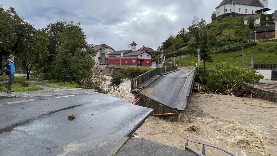 Daerah banjir terlihat di desa Sneberje, dekat kota Kamnik, Slovenia, Jumat, 4 Agustus 2023. Slovenia menghadapi bencana alam terburuk dalam sejarahnya, kata Perdana Menteri Robert Golob pada Sabtu, setelah banjir dahsyat menyebabkan kerusakan diperkirakan setengah miliar euro ($ 550 juta). Banjir dahsyat pada hari Kamis dan Jumat menewaskan tiga orang dan menghancurkan jalan, jembatan, dan rumah di negara kecil Alpen itu. Dua pertiga wilayah telah terpengaruh. (AP Photo/Miro Majcen)