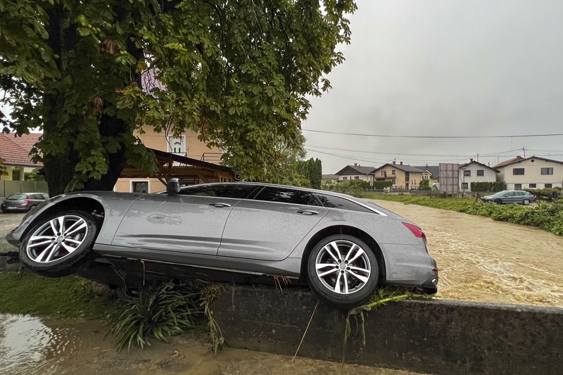 Daerah banjir terlihat di desa Sneberje, dekat kota Kamnik, Slovenia, Jumat, 4 Agustus 2023. Daerah banjir terlihat di desa Sneberje, dekat kota Kamnik, Slovenia, Jumat, 4 Agustus 2023. Slovenia menghadapi bencana alam terburuk dalam sejarahnya, kata Perdana Menteri Robert Golob pada Sabtu, setelah banjir dahsyat menyebabkan kerusakan diperkirakan setengah miliar euro ($ 550 juta). Banjir dahsyat pada hari Kamis dan Jumat menewaskan tiga orang dan menghancurkan jalan, jembatan, dan rumah di negara kecil Alpen itu. Dua pertiga wilayah telah terpengaruh. (AP Photo/Miro Majcen)