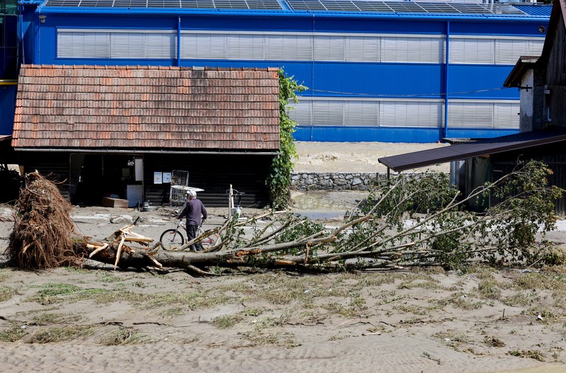 Daerah banjir terlihat di desa Sneberje, dekat kota Kamnik, Slovenia, Jumat, 4 Agustus 2023. Daerah banjir terlihat di desa Sneberje, dekat kota Kamnik, Slovenia, Jumat, 4 Agustus 2023. Slovenia menghadapi bencana alam terburuk dalam sejarahnya, kata Perdana Menteri Robert Golob pada Sabtu, setelah banjir dahsyat menyebabkan kerusakan diperkirakan setengah miliar euro ($ 550 juta). Banjir dahsyat pada hari Kamis dan Jumat menewaskan tiga orang dan menghancurkan jalan, jembatan, dan rumah di negara kecil Alpen itu. Dua pertiga wilayah telah terpengaruh. (AP Photo/Miro Majcen)