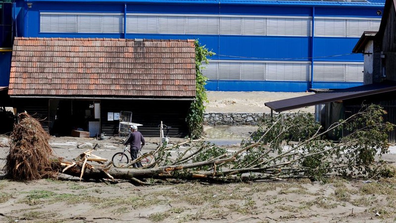 Daerah banjir terlihat di desa Sneberje, dekat kota Kamnik, Slovenia, Jumat, 4 Agustus 2023. Slovenia menghadapi bencana alam terburuk dalam sejarahnya, kata Perdana Menteri Robert Golob pada Sabtu, setelah banjir dahsyat menyebabkan kerusakan diperkirakan setengah miliar euro ($ 550 juta). Banjir dahsyat pada hari Kamis dan Jumat menewaskan tiga orang dan menghancurkan jalan, jembatan, dan rumah di negara kecil Alpen itu. Dua pertiga wilayah telah terpengaruh. (AP Photo/Miro Majcen)
