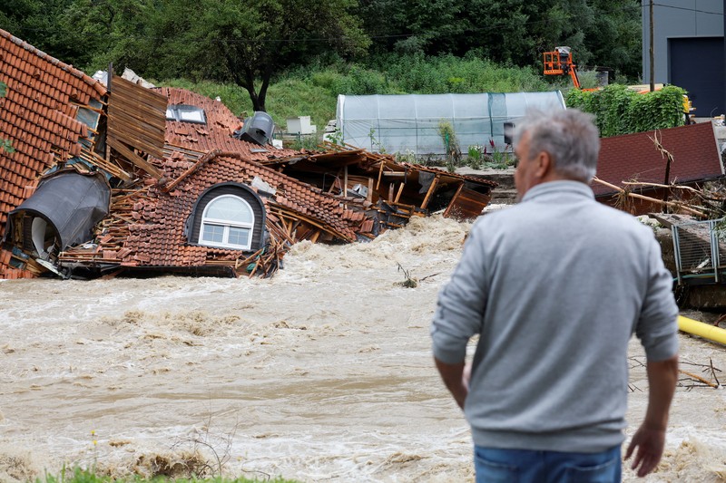 Daerah banjir terlihat di desa Sneberje, dekat kota Kamnik, Slovenia, Jumat, 4 Agustus 2023. Daerah banjir terlihat di desa Sneberje, dekat kota Kamnik, Slovenia, Jumat, 4 Agustus 2023. Slovenia menghadapi bencana alam terburuk dalam sejarahnya, kata Perdana Menteri Robert Golob pada Sabtu, setelah banjir dahsyat menyebabkan kerusakan diperkirakan setengah miliar euro ($ 550 juta). Banjir dahsyat pada hari Kamis dan Jumat menewaskan tiga orang dan menghancurkan jalan, jembatan, dan rumah di negara kecil Alpen itu. Dua pertiga wilayah telah terpengaruh. (AP Photo/Miro Majcen)
